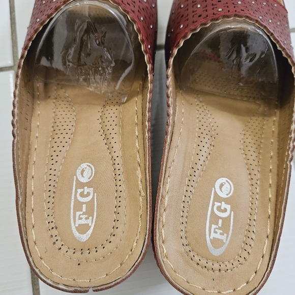 Sandals Slip ons - Picture 6 of 7